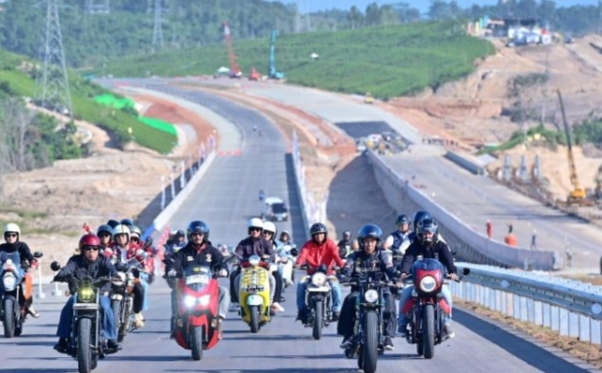 Presiden Jokowi Ajak Para Influencers Naik Motor Tinjau Jalan Tol IKN - IDNCash